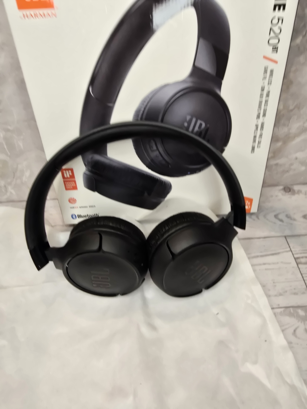 JBL Tune 520BT Wireless On-Ear Headphones - Black - Picture 8 of 9